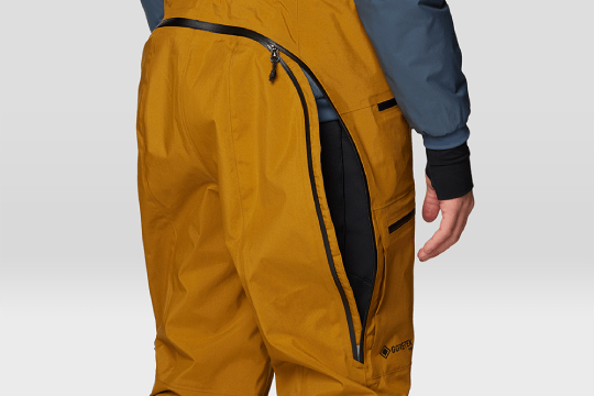 バックカントリーや雪山で違いを生むテクニカルなスノーウェア