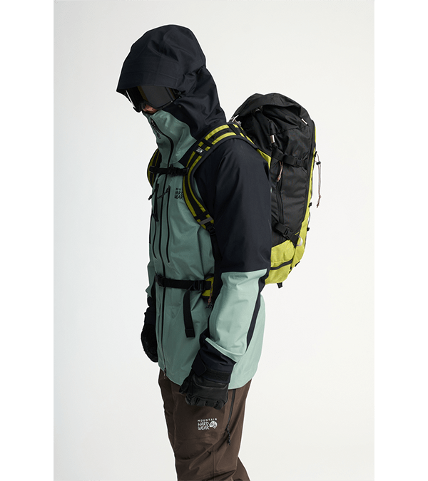 バックカントリーや雪山で違いを生むテクニカルなスノーウェア