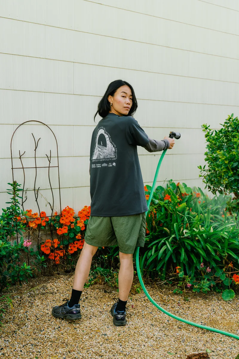 Tシャツを着てホースを持つ人物