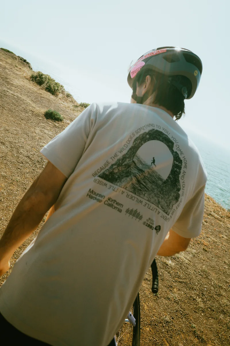 崖の上のバイク