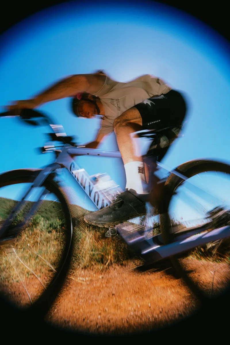 マウンテンバイクに乗る人物